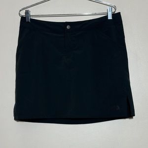 The North Face || Woman  black TNF APEX hiking skort size 8